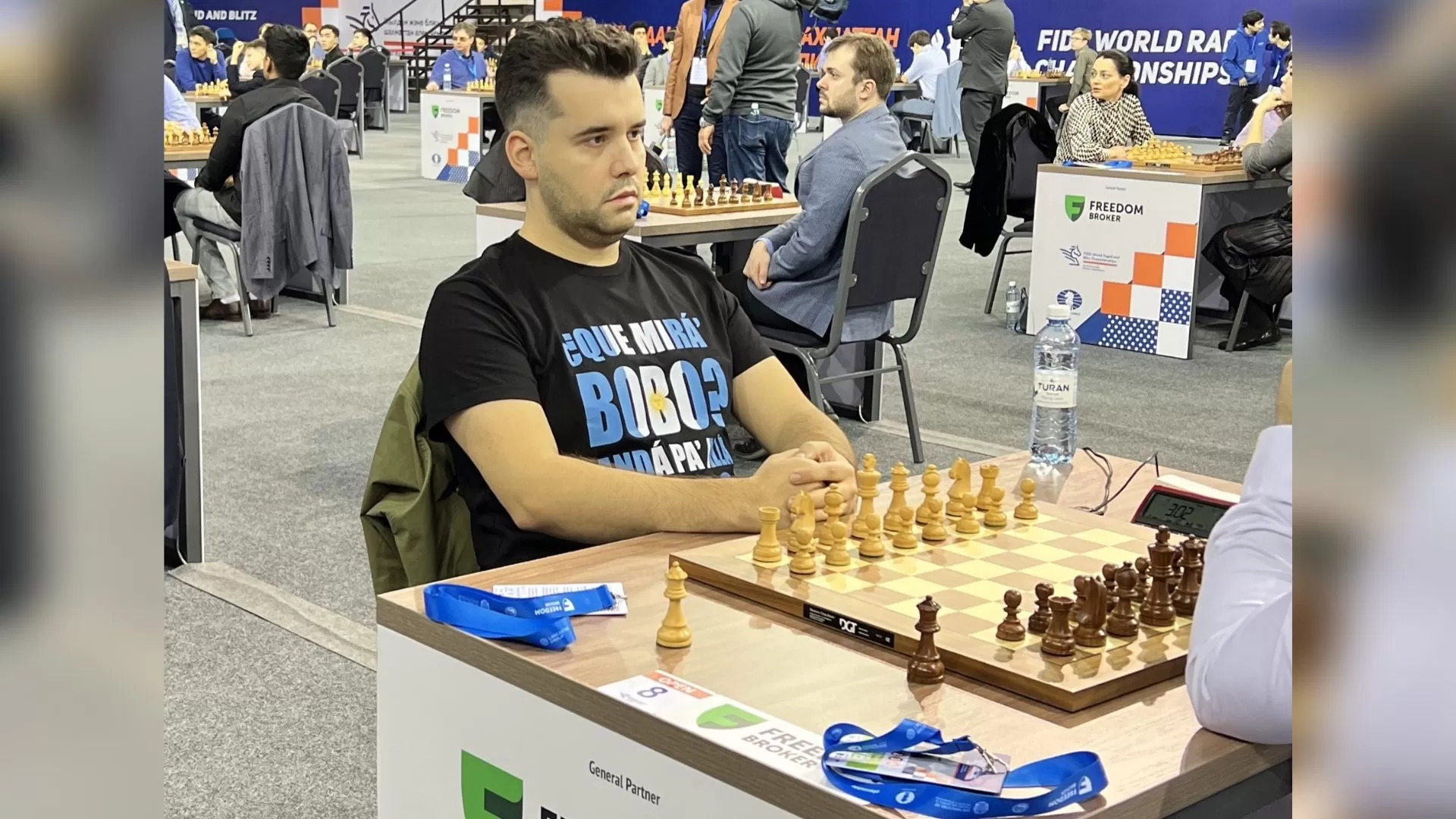 Ajedrecista ruso fue a competir con una remera con la frase de Messi: “¿Qué mirás bobo? Andá pa’ allá” Ajedrecista ruso fue a competir con una remera con la frase de Messi: “¿Qué mirás bobo? Andá pa’ allá”