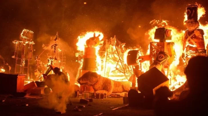 En La Plata queman muñecos para cerrar el año