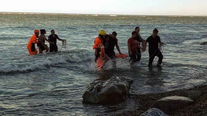 Video. Subió la marea y tres jóvenes quedaron atrapados en las playas de Caleta Olivia