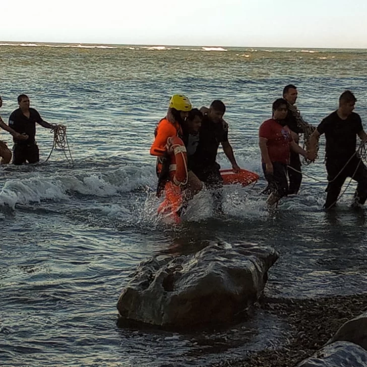 Video. Subió la marea y tres jóvenes quedaron atrapados en las playas de Caleta Olivia