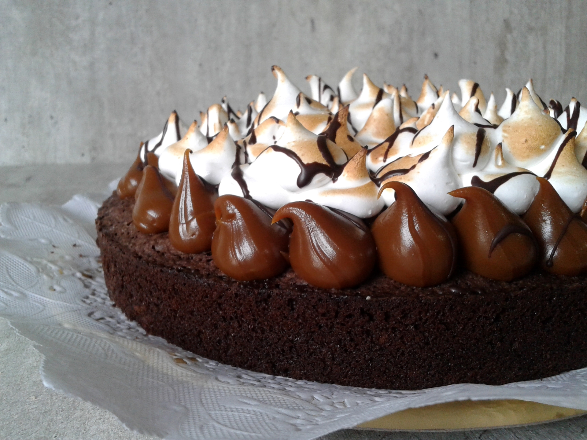 Receta de torta brownie húmeda, con dulce de leche y merengue