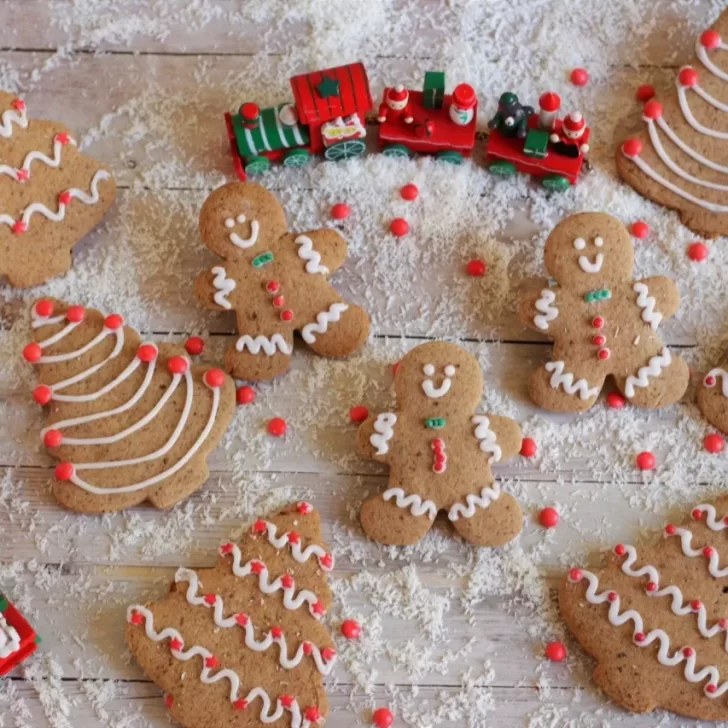 ¿Cómo hacer galletitas navideñas para decorar en familia?