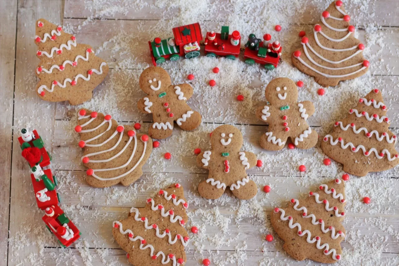 ¿Cómo hacer galletitas navideñas para decorar en familia?