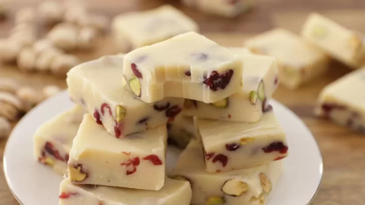 Receta de turrón con chocolate blanco y pistacho para disfrutar en Navidad y Año Nuevo