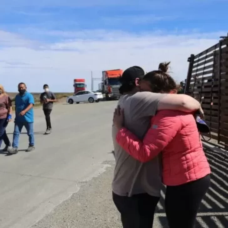 Reencuentros y abrazos tras la apertura de las fronteras con Chile