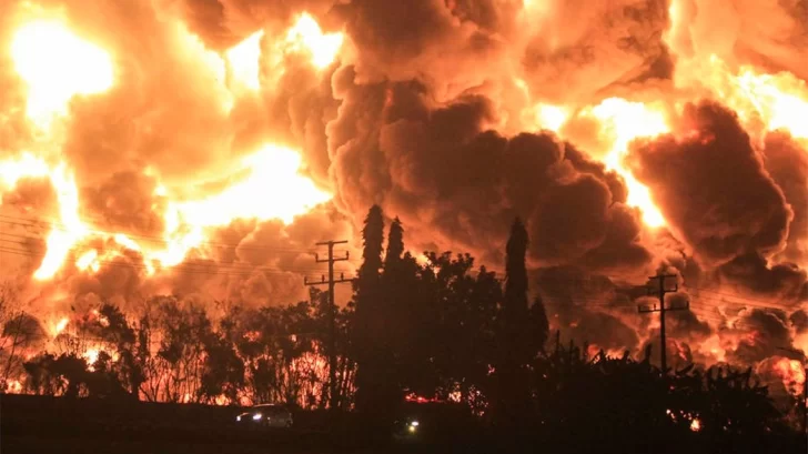 Incendio: el video del momento en que explotó una refinería de petróleo en Indonesia