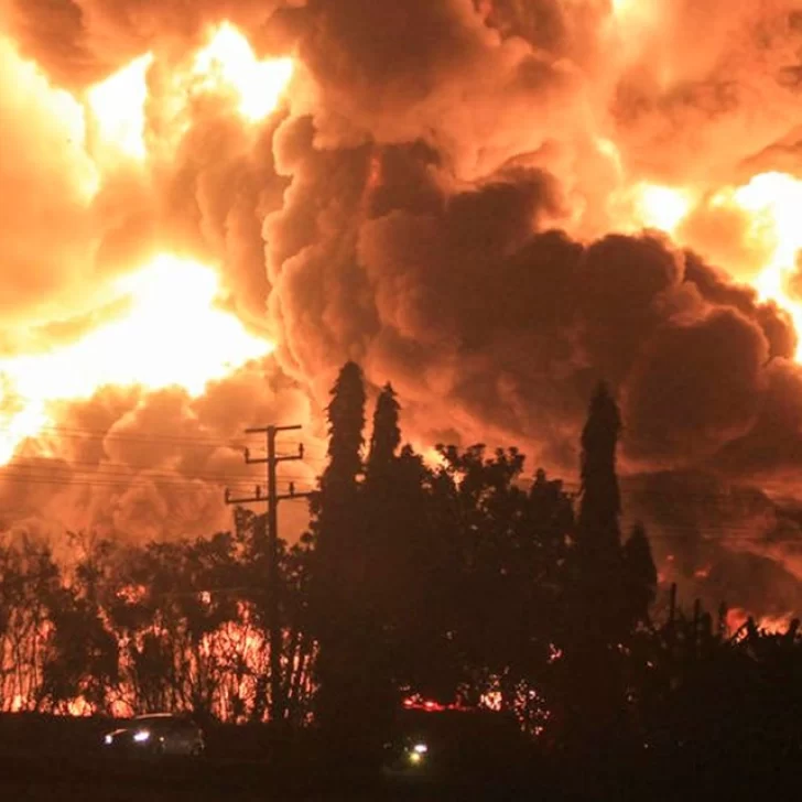 Incendio: el video del momento en que explotó una refinería de petróleo en Indonesia