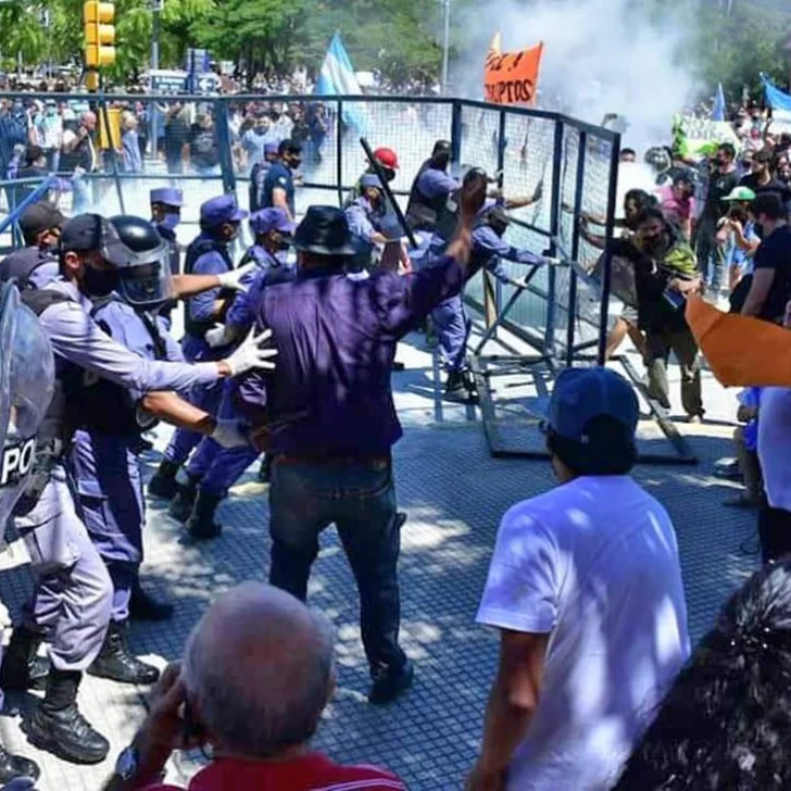 Formosa volvió a Fase 1 por un rebrote de contagios: hubo manifestaciones y represión policial Formosa volvió a Fase 1 por un rebrote de contagios: hubo manifestaciones y represión policial