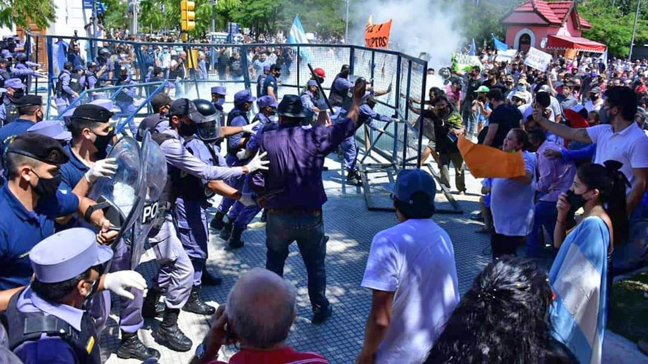 Formosa volvió a Fase 1 por un rebrote de contagios: hubo manifestaciones y represión policial Formosa volvió a Fase 1 por un rebrote de contagios: hubo manifestaciones y represión policial