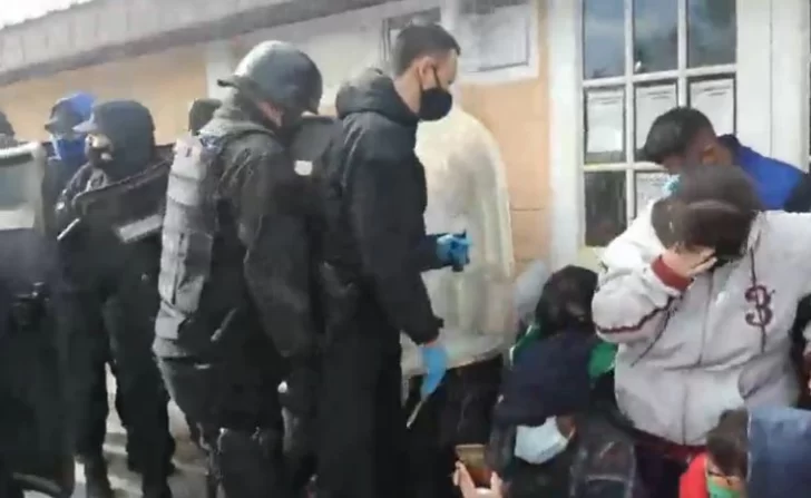 Tensión en Las Heras por desalojo policial cuando salían concejales del recinto
