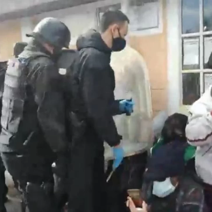 Tensión en Las Heras por desalojo policial cuando salían concejales del recinto