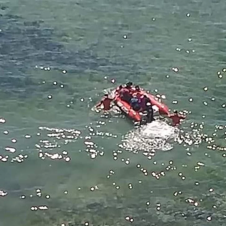 Rescataron a una familia entera que había quedado atrapada en el mar