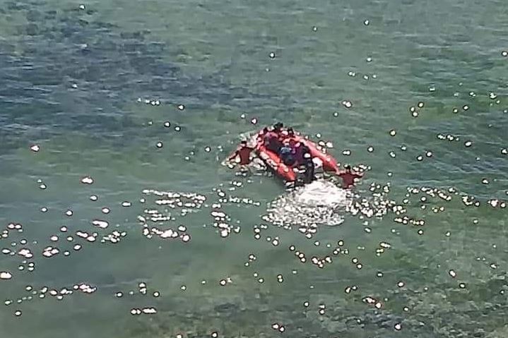 Rescataron a una familia entera que había quedado atrapada en el mar