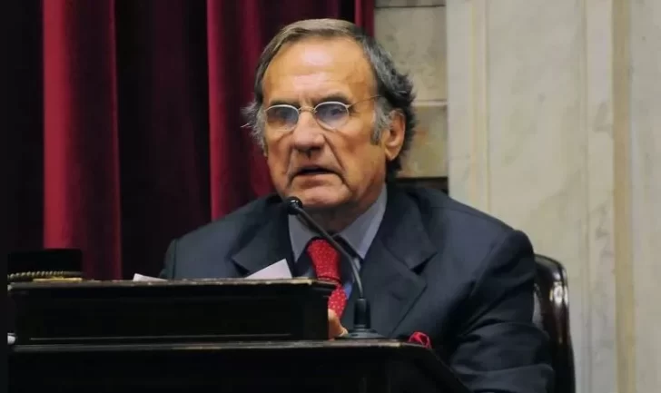 Senadores interrumpieron plenario para rendir un minuto de silencio en homenaje a Carlos Reutemann