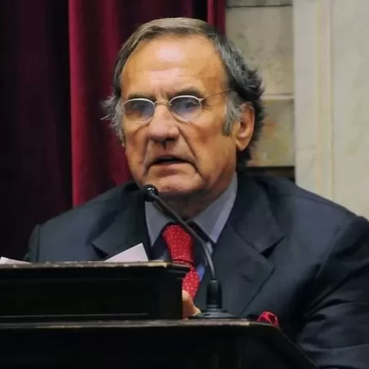 Senadores interrumpieron plenario para rendir un minuto de silencio en homenaje a Carlos Reutemann