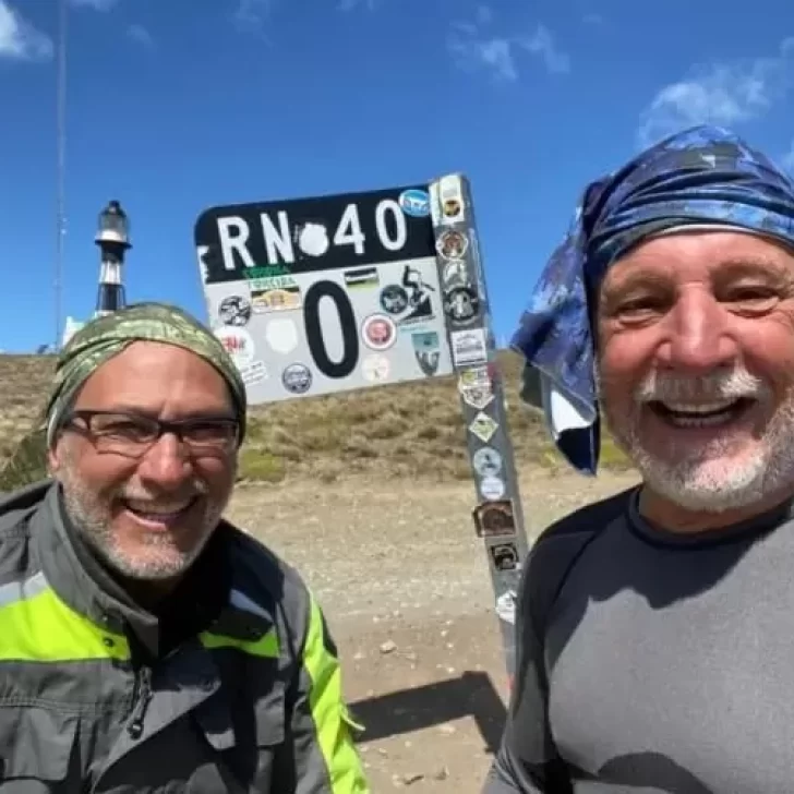 Dos motoqueros recorrieron toda la ruta 40 y un joven los contactó por redes para regalarles el video de la llegada Dos motoqueros recorrieron toda la ruta 40 y un joven los contactó por redes para regalarles el video de la llegada