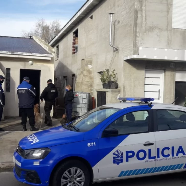 Insólito: tres delincuentes robaron en una fiambrería con un arma de juguete Insólito: tres delincuentes robaron en una fiambrería con un arma de juguete