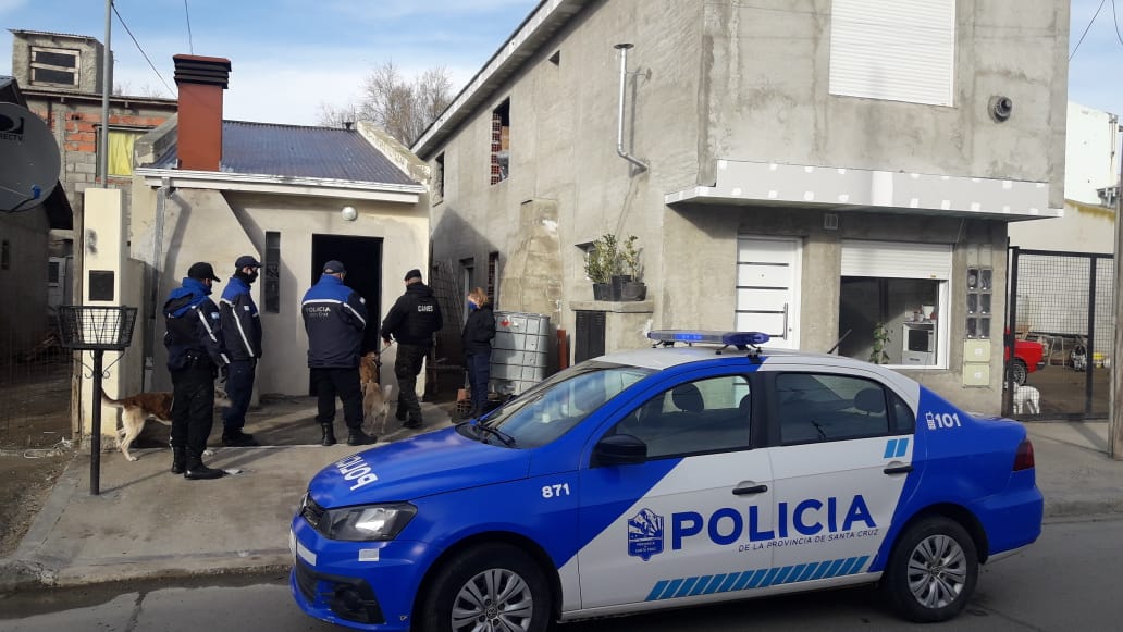 Insólito: tres delincuentes robaron en una fiambrería con un arma de juguete Insólito: tres delincuentes robaron en una fiambrería con un arma de juguete