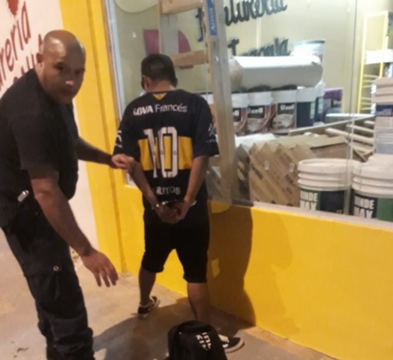 Atraparon a hincha de Boca que intentó robar $1000 en papas fritas de una carnicería Atraparon a hincha de Boca que intentó robar $1000 en papas fritas de una carnicería