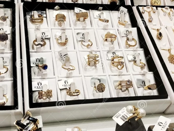 Millonario robo en una joyería de Rada Tilly: se llevaron bandejas con anillos de oro y plata