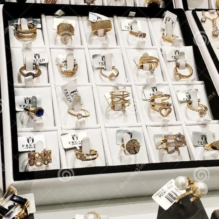 Millonario robo en una joyería de Rada Tilly: se llevaron bandejas con anillos de oro y plata