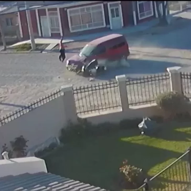 Vecino vio un fuerte choque y en vez de ayudar la víctima, le robó el celular y plata Vecino vio un fuerte choque y en vez de ayudar la víctima, le robó el celular y plata