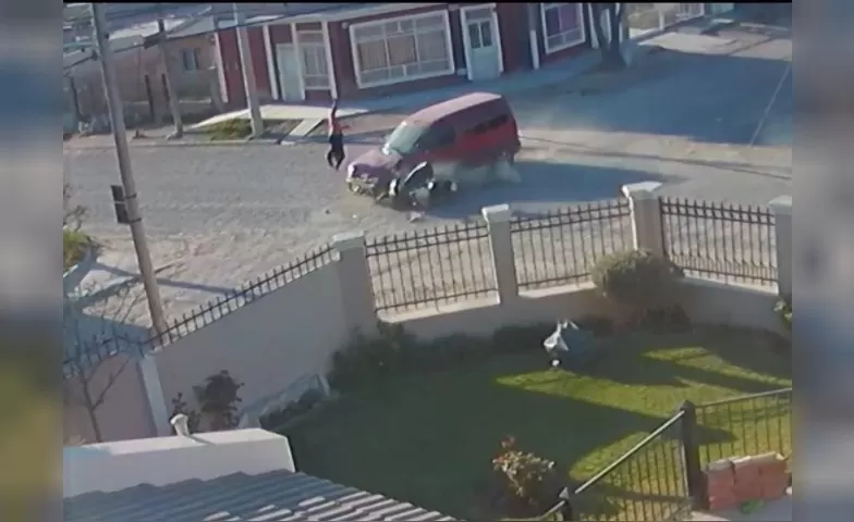 Vecino vio un fuerte choque y en vez de ayudar la víctima, le robó el celular y plata Vecino vio un fuerte choque y en vez de ayudar la víctima, le robó el celular y plata