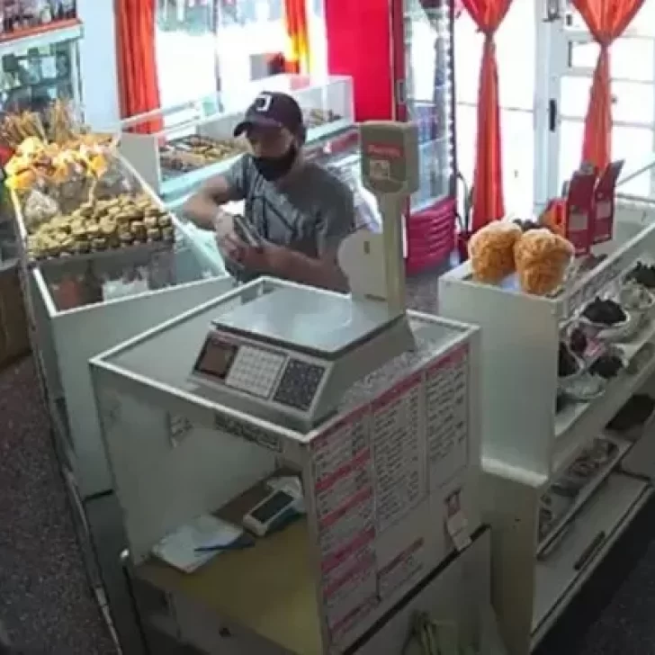 Video. Robaron una panadería, amenazaron a la empleada y se llevaron hasta una torta Video. Robaron una panadería, amenazaron a la empleada y se llevaron hasta una torta