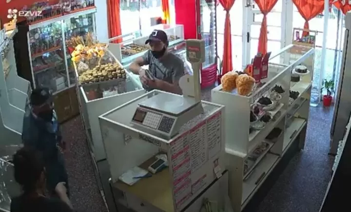 Video. Robaron una panadería, amenazaron a la empleada y se llevaron hasta una torta