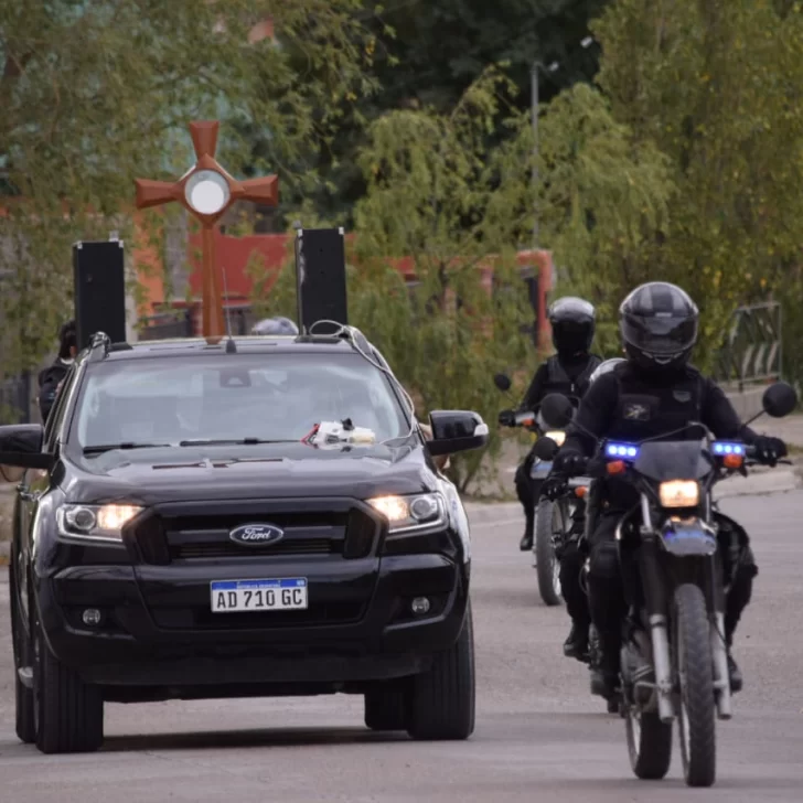 En un “Sacramento-móvil”, la bendición pascual llegó a barrios caletenses En un “Sacramento-móvil”, la bendición pascual llegó a barrios caletenses