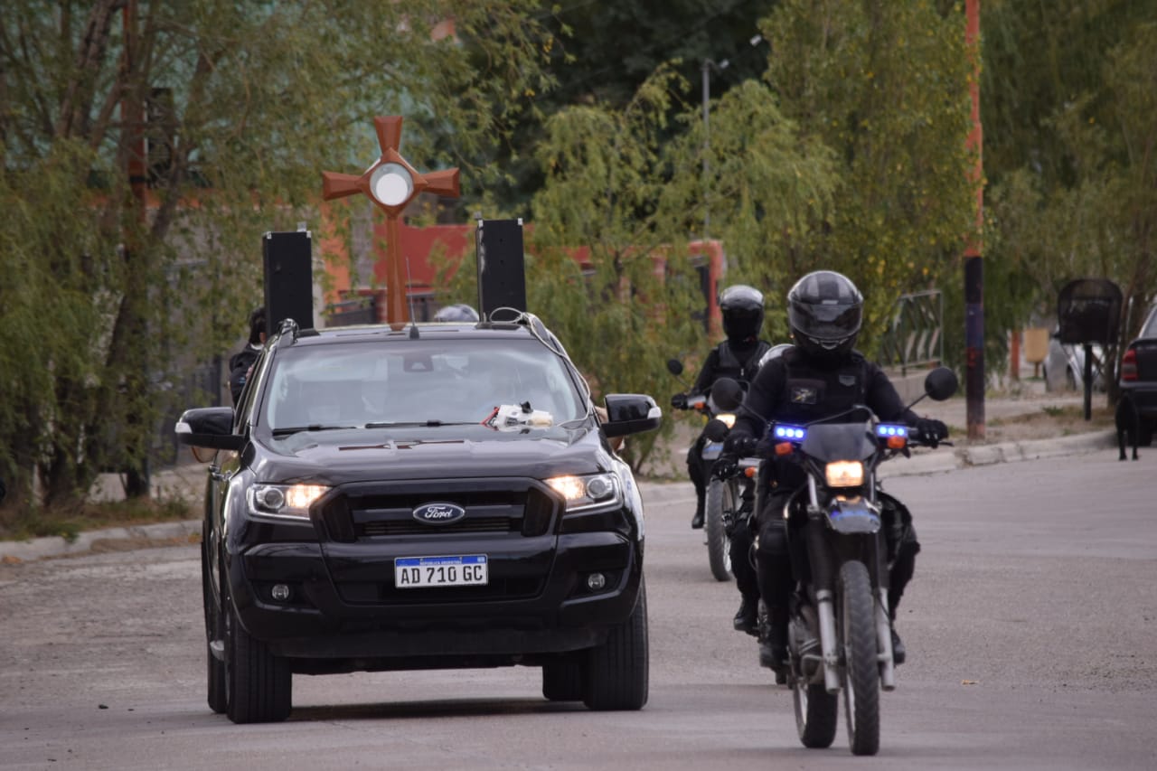 En un “Sacramento-móvil”, la bendición pascual llegó a barrios caletenses En un “Sacramento-móvil”, la bendición pascual llegó a barrios caletenses