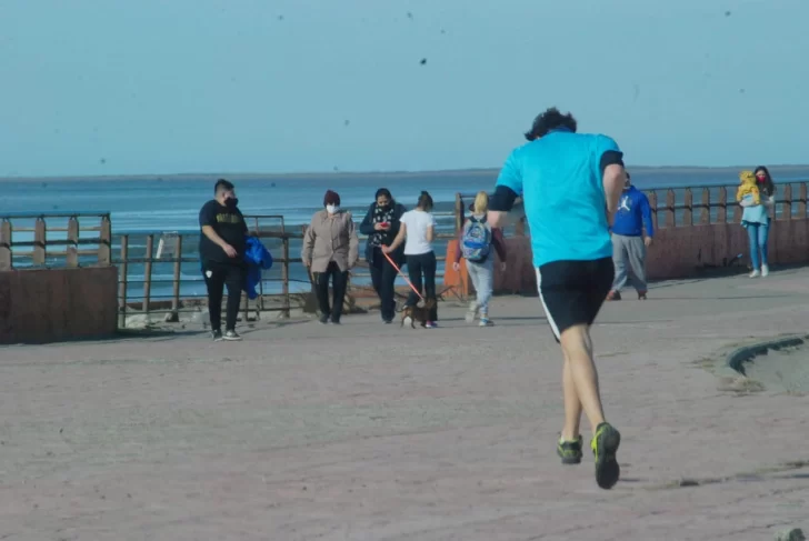 Pocos barbijos y distanciamiento: la costanera de Río Gallegos “colmada”