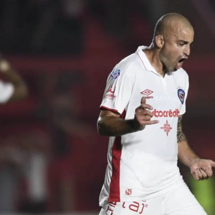 Le levantaron la sanción a Santiago el “Tanque” Silva: volverá a pisar un campo de juego