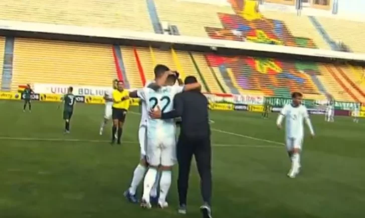 Video: Scaloni no se aguantó y entró a festejar el gol de Lautaro Martínez contra Bolivia