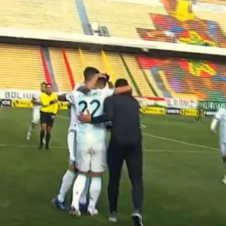 Video: Scaloni no se aguantó y entró a festejar el gol de Lautaro Martínez contra Bolivia