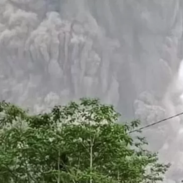 Video. Una erupción volcánica en Indonesia llenó de ceniza a varias ciudades Video. Una erupción volcánica en Indonesia llenó de ceniza a varias ciudades