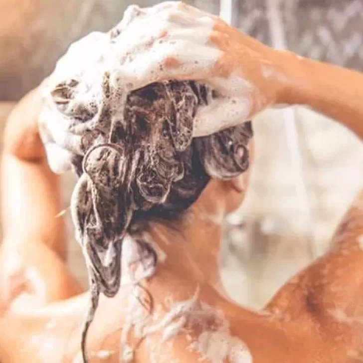 Retiran 30 tipos de shampoo y acondicionadores por contener una sustancia cancerígena