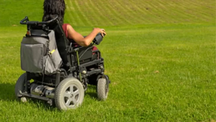 Una vecina perdió sus piernas por diabetes y pide ayuda para conseguir una silla de ruedas eléctrica