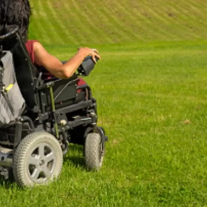 Una vecina perdió sus piernas por diabetes y pide ayuda para conseguir una silla de ruedas eléctrica