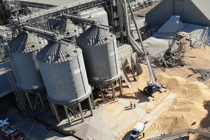 Se derrumbó un silo de maíz y dos trabajadores quedaron atrapados por más de tres horas