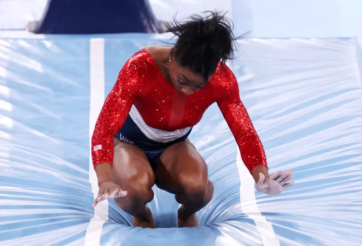 Gimnasia artística: la figura estadounidense Simone Biles se lesionó y quedó fuera de la final por equipos