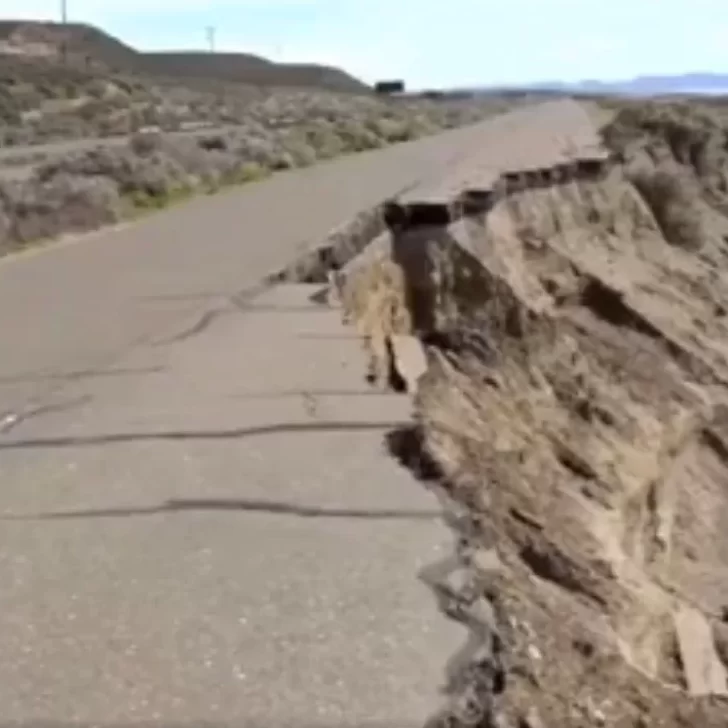 El mar se llevó una gran parte de la ruta vieja y dejó un acantilado hacia la playa El mar se llevó una gran parte de la ruta vieja y dejó un acantilado hacia la playa