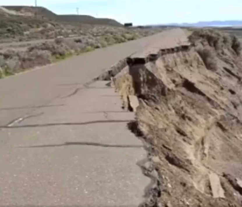 El mar se llevó una gran parte de la ruta vieja y dejó un acantilado hacia la playa El mar se llevó una gran parte de la ruta vieja y dejó un acantilado hacia la playa