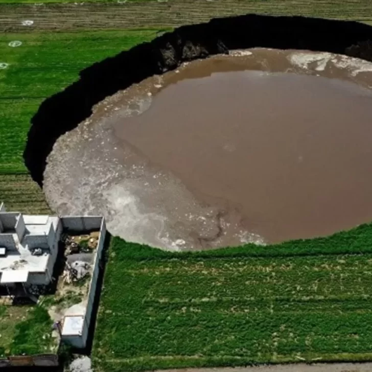 Video. Misterio por un enorme pozo que no para de crecer en Puebla Video. Misterio por un enorme pozo que no para de crecer en Puebla