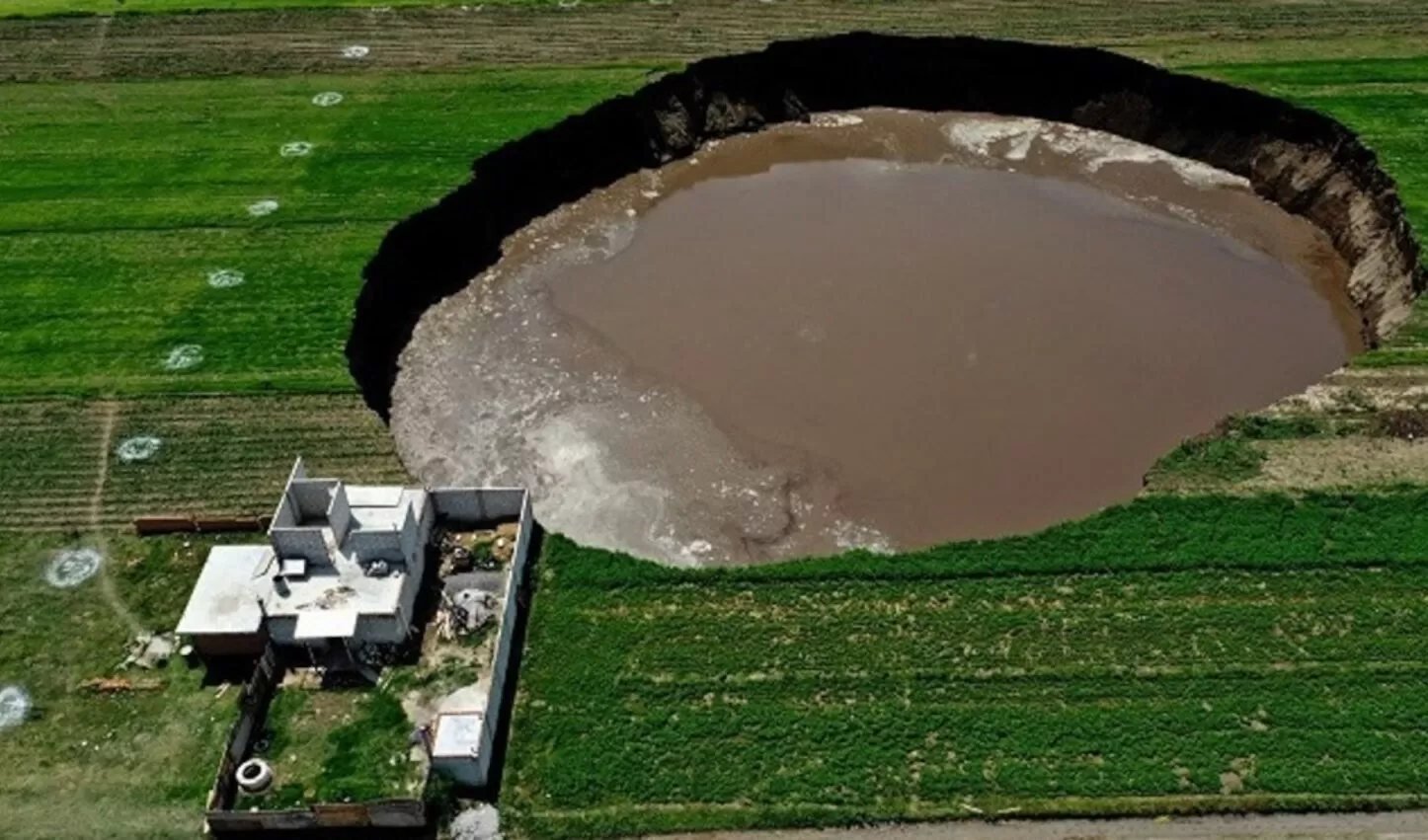 Video. Misterio por un enorme pozo que no para de crecer en Puebla Video. Misterio por un enorme pozo que no para de crecer en Puebla