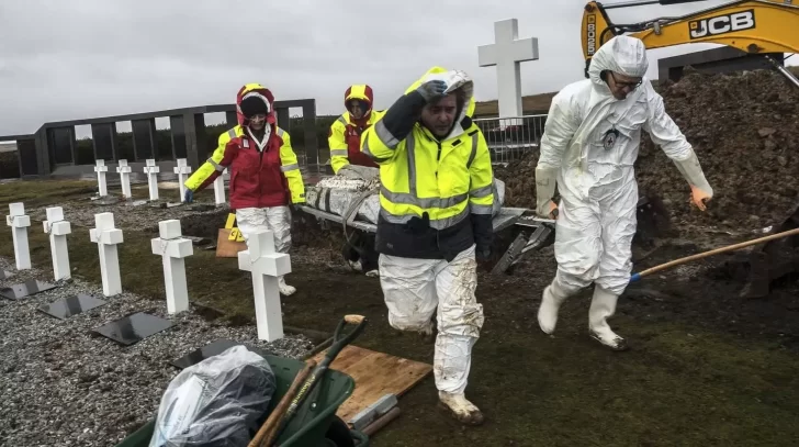 El equipo argentino de antropología forense y la Cruz Roja identificaron los restos de cuatro excombatientes caídos en Malvinas