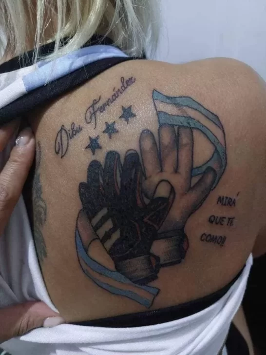 Mirá como corrigió el tatuaje el artista que equivocó el apellido del Dibu Martínez