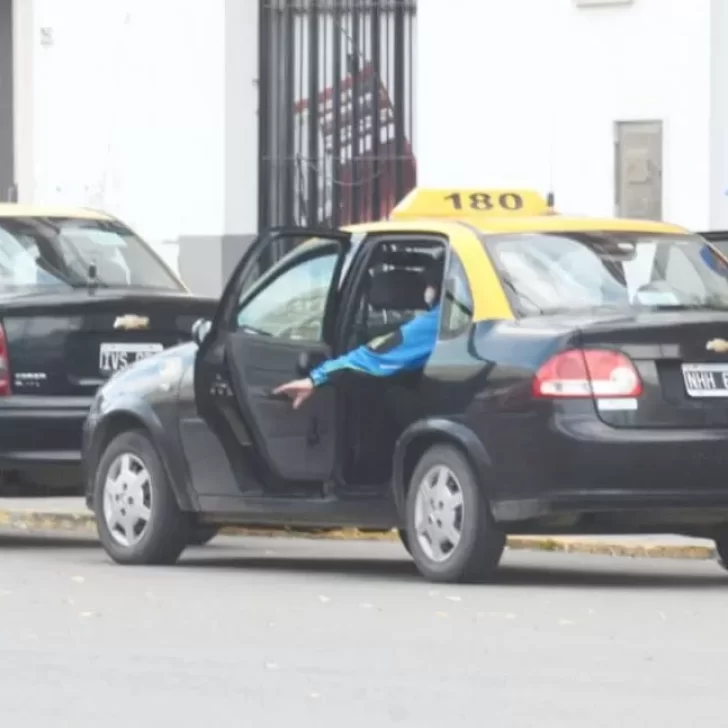 Taxista conducía altamente alcoholizado y golpeó a un policía con el espejo retrovisor