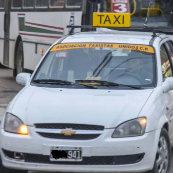 Taxista desquiciado le arrancó el barbijo a un inspector que lo multó por manejar mientras hablaba por celular