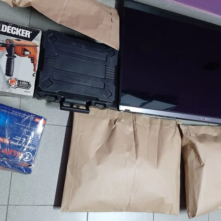 Tres jóvenes quedaron detenidos por entrar a una casa y robarse un televisor Tres jóvenes quedaron detenidos por entrar a una casa y robarse un televisor